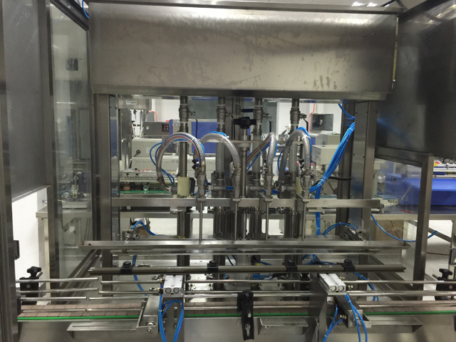 maquinària d'ompliment de quatre caps.jpg