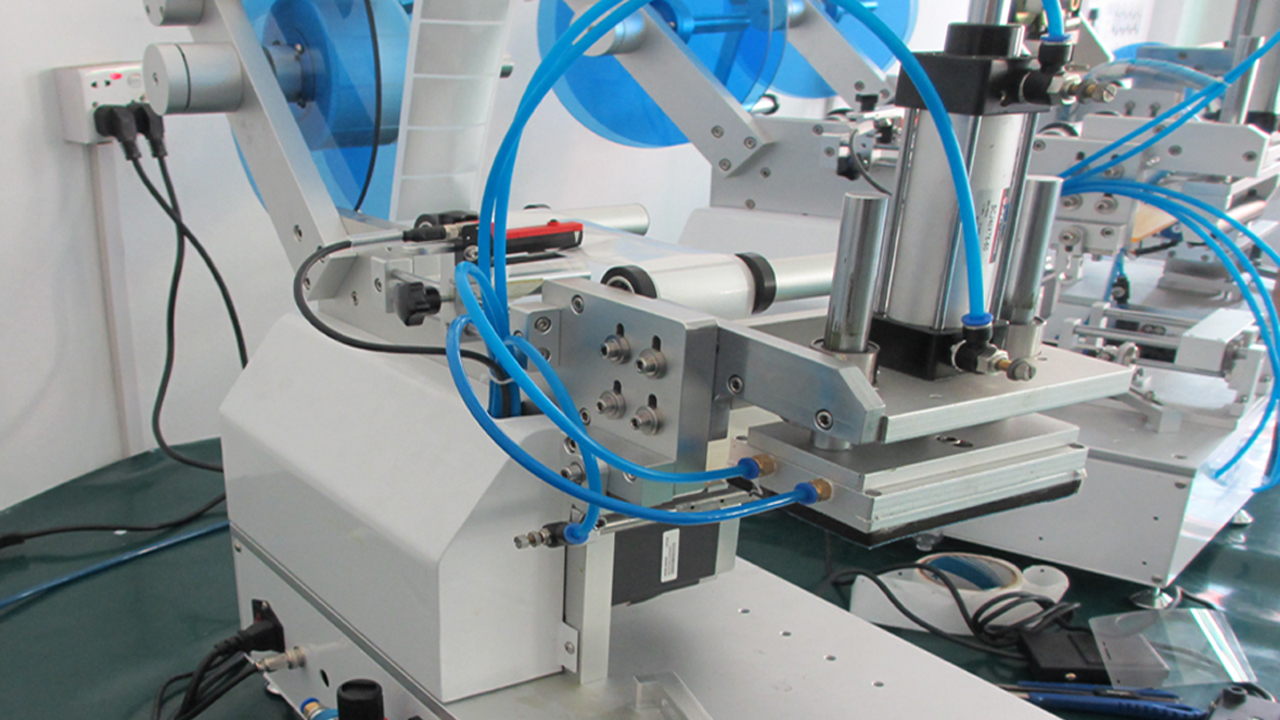 Màquina etiquetadora de bosses de plàstic semiautomàtica per a superfície plana