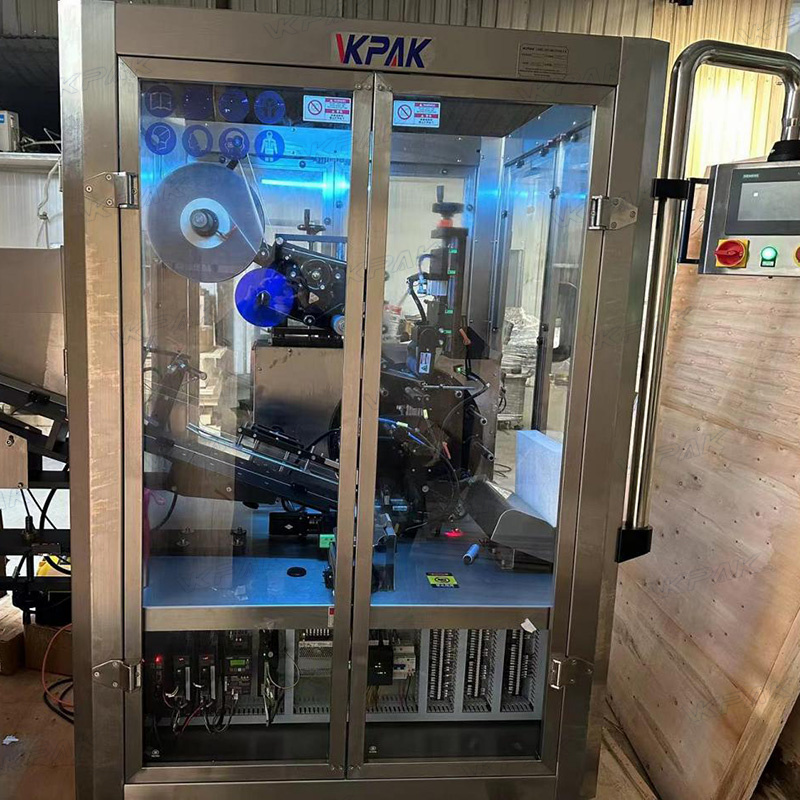 Etiquetadora automàtica de tubs tous de plàstic amb sistema d'alimentació de tubs