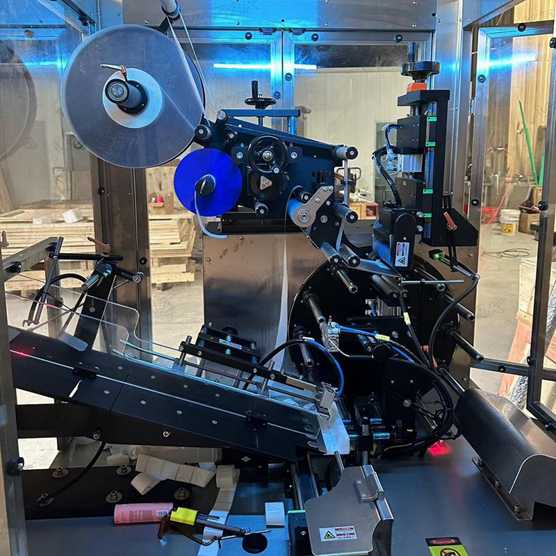 Etiquetadora automàtica de tubs tous de plàstic amb sistema d'alimentació de tubs