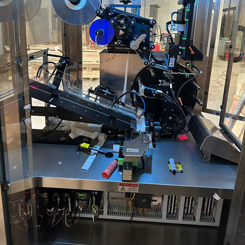 Etiquetadora automàtica de tubs tous de plàstic amb sistema d'alimentació de tubs