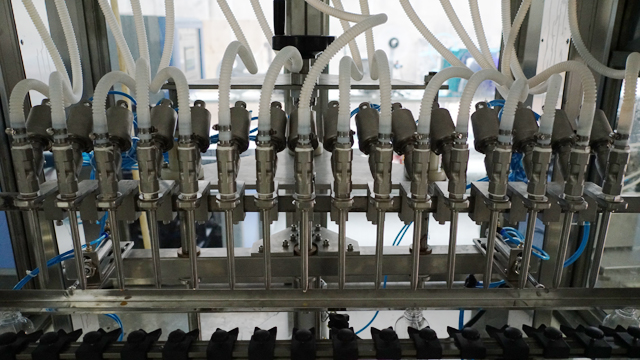 maquinària d'ompliment gravetat.jpg