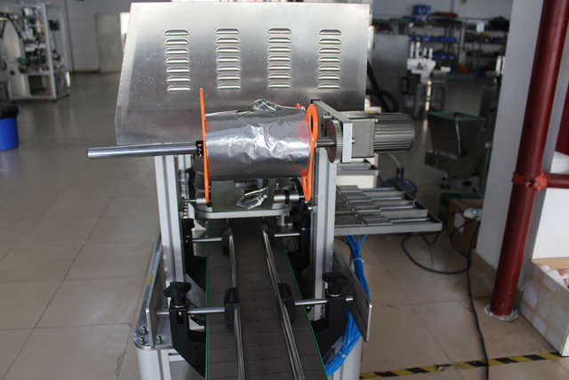 Màquina de tancar pots de vidre (1).JPG