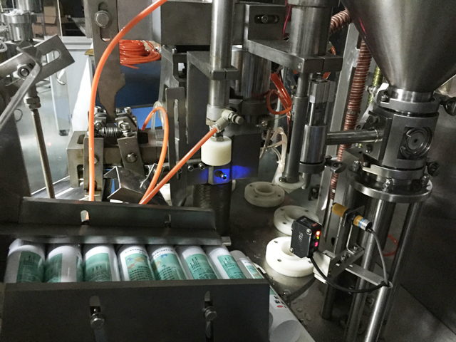 tubes holding feeding system sistema automàtic d'alimentació de tubs per omplir sealing.jpg