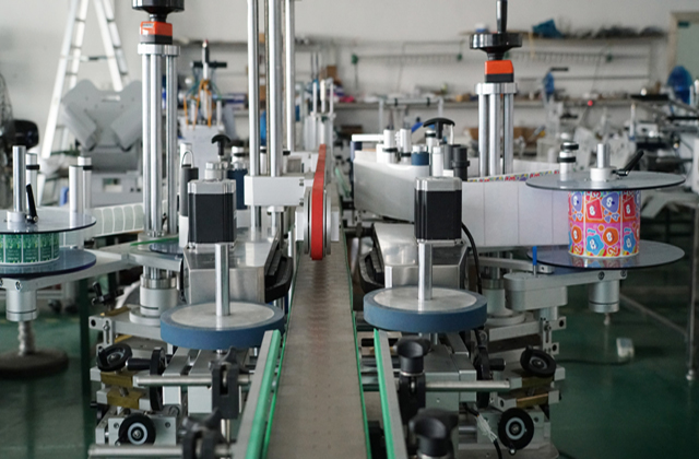 maquinària d'etiquetatge a doble cara.jpg