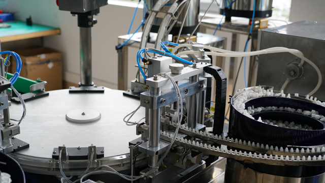 ROTARY omplint e líquid en ampolles de plàstic.jpg