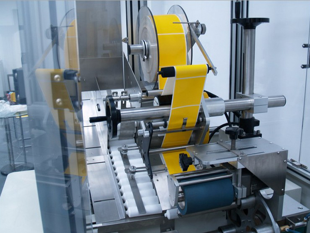 feeding tubes labeling process detalls per a maquinària d'etiquetatge.jpg