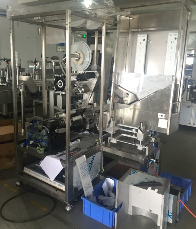 maquinària en fàbrica tubs labelling.jpg