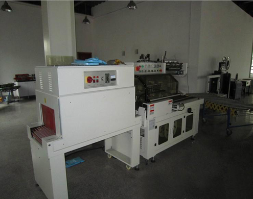 L type sealing shrinkage packing machine Màquina d'embolcall per retractil de segellat L.jpg