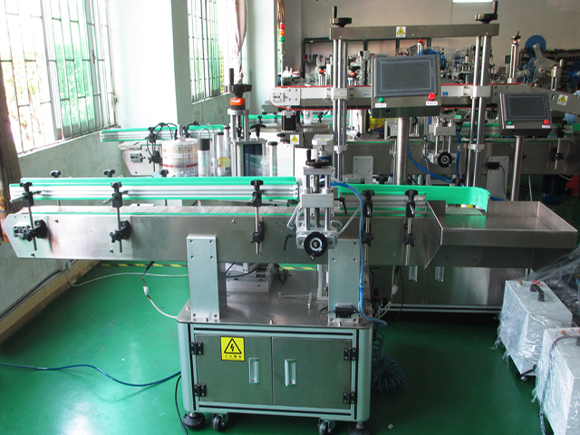 labeling machine with positioning system ETIQUETATGE EQUIP BOTTLES PLC.jpg