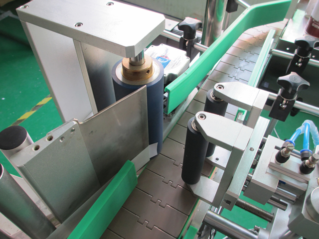 PLC controlling system bottle labeling machine EQUIP D'ETIQUETATGE BOTLES PLC2.jpg