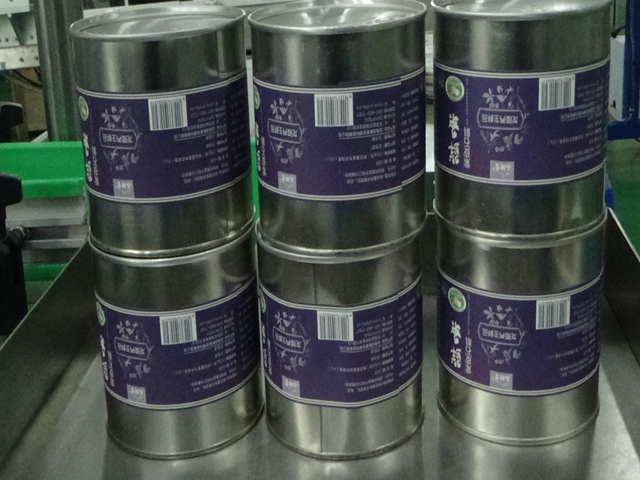 automatic vertical round bottle labeling equipment ETIQUETADOR DE LLATES RODONES ETIKETTIERMASCHINE.jpg