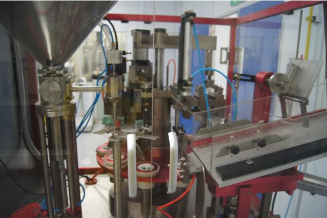 automatic tubes filling sealing machine for toothpaste tanc d'emmagatzematge.jpg