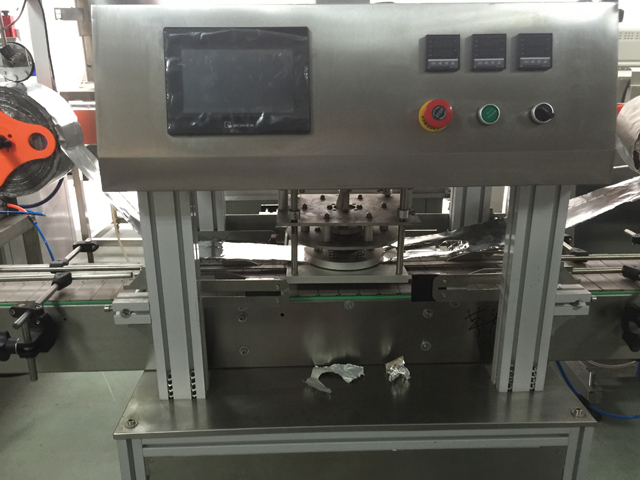 màquina de segellar pots.jpg