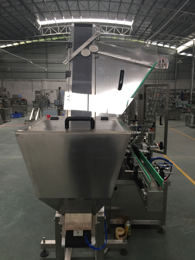 sistema d'alimentació automàtica de gorres.jpg