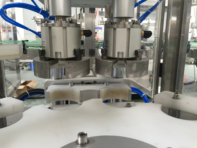 Màquina de tapar al buit.jpg