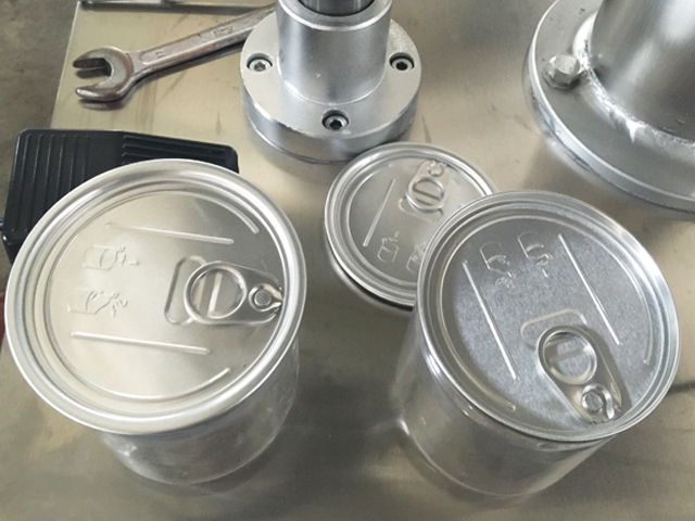 màquina de tapar llaunes metàl·liques.jpg