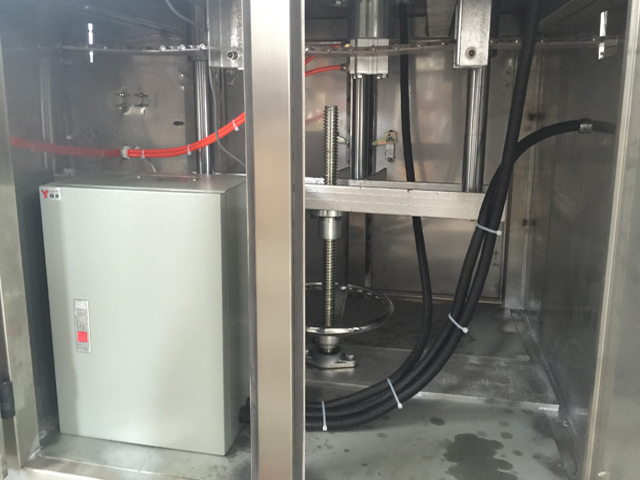 màquina de tapadora de segellat de llaunes a l'interior.jpg