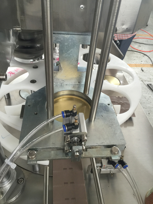 maquinària de segellat de llaunes.jpg