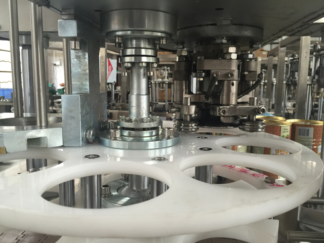 posició de les llaunes durant el segellat de les llaunes.jpg