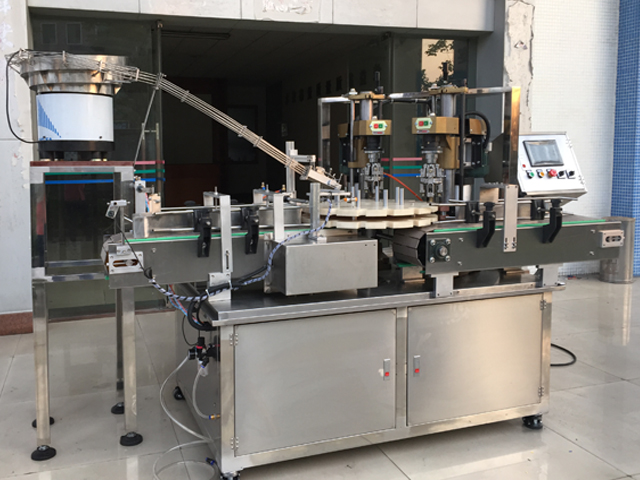 capping machine with 2 capping heads equip de tapat de rosca semiautomàtic.jpg