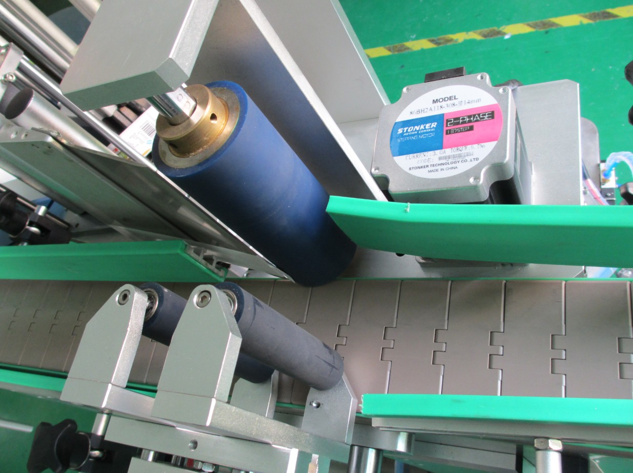 EQUIP D'ETIQUETATGE BOTLES PLC2.jpg