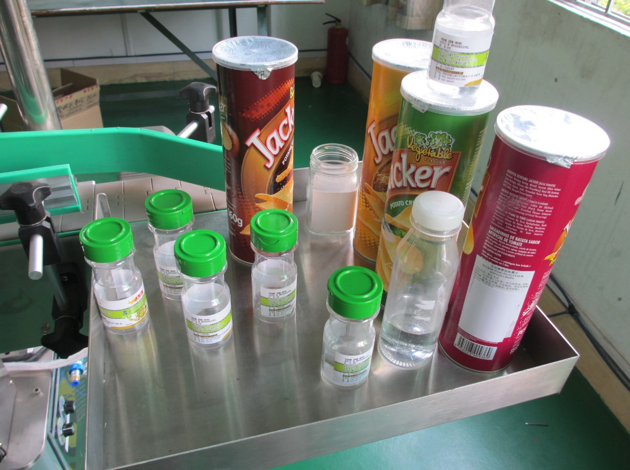 ETIQUETADOR DE LLATES RODONES ETIKETTIERMASCHINE.jpg