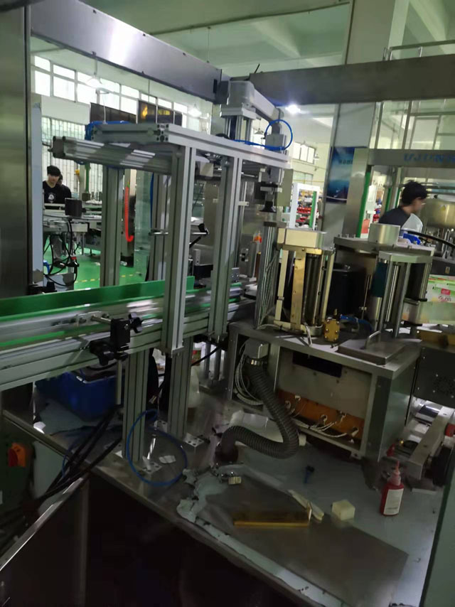 etiquetadora hot melt.jpg