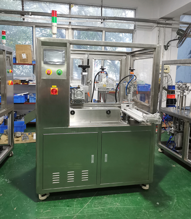 màquina al tanc d'emmagatzematge.jpg