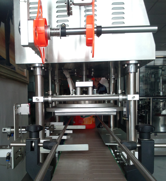 conveyor belt for jars sealing machine rodet per carregar pel·lícules.jpg