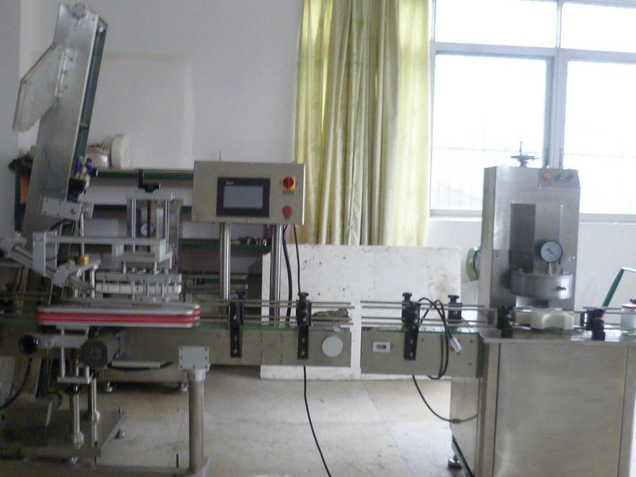 vacuum capping machine with cap placement tapadora al buit per a pot de vidre.JPG