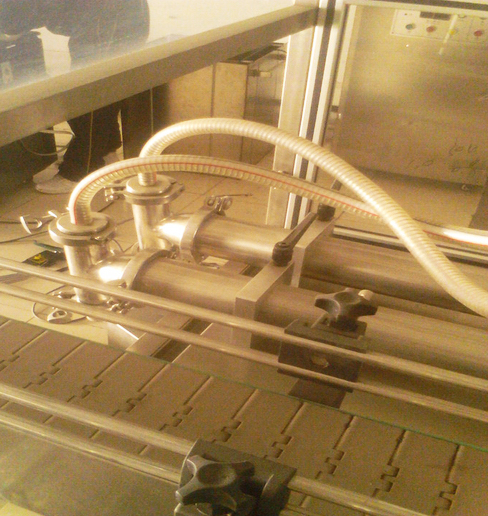 màquina d'ompliment doble capçals equipada amb automàtic.jpg