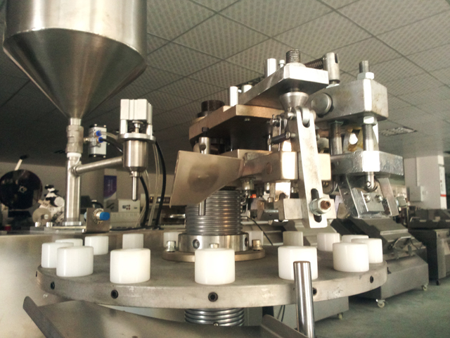 metal tubes filling folding machine màquines de segellat per farcir tubs en stock.jpg
