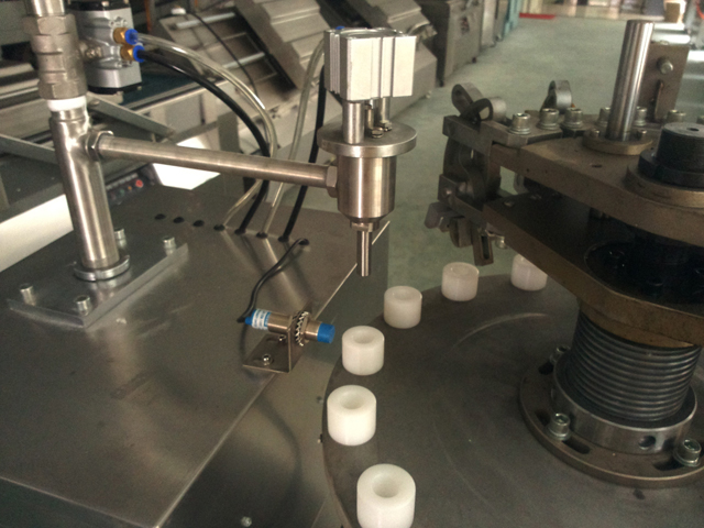 filling nozzles for aluminum tubes filling process farciment de segellat per a tubs metàl·lics.jpg