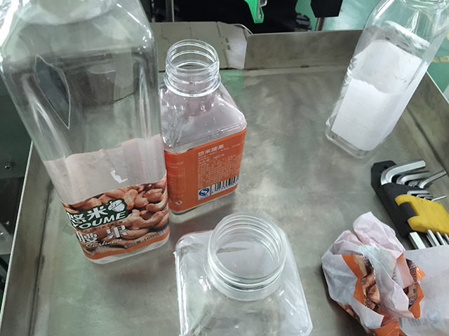 Màquina etiquetadora d'ampolles planes rotllos d'etiquetes (2).jpg