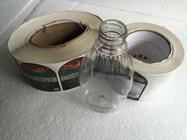 Màquina etiquetadora d'ampolles planes rotllos d'etiquetes (2).jpg