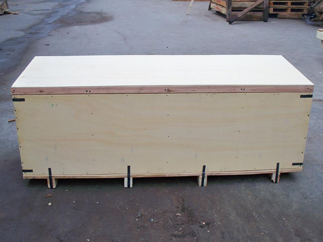 wooden case packaging machinery before shipping estoig de fusta per a màquines d'ompliment.jpg