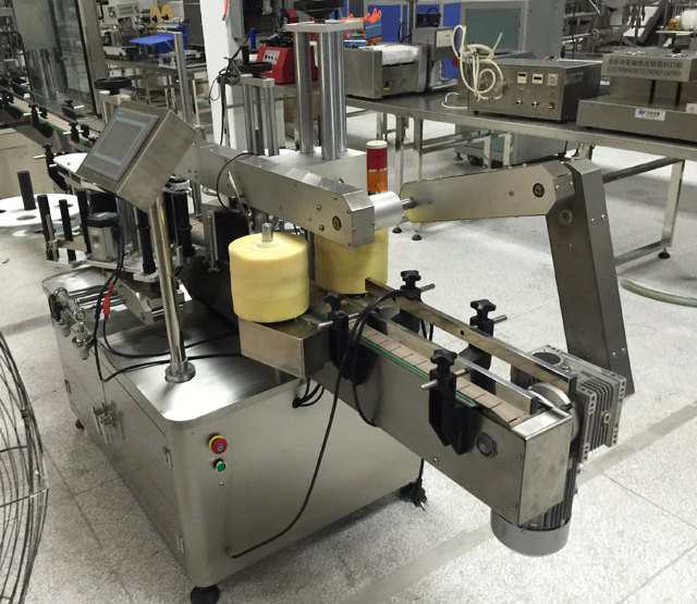 double side bottle labeling equipment equip_etiquetatge_ampolla_de_cara_doble.jpg