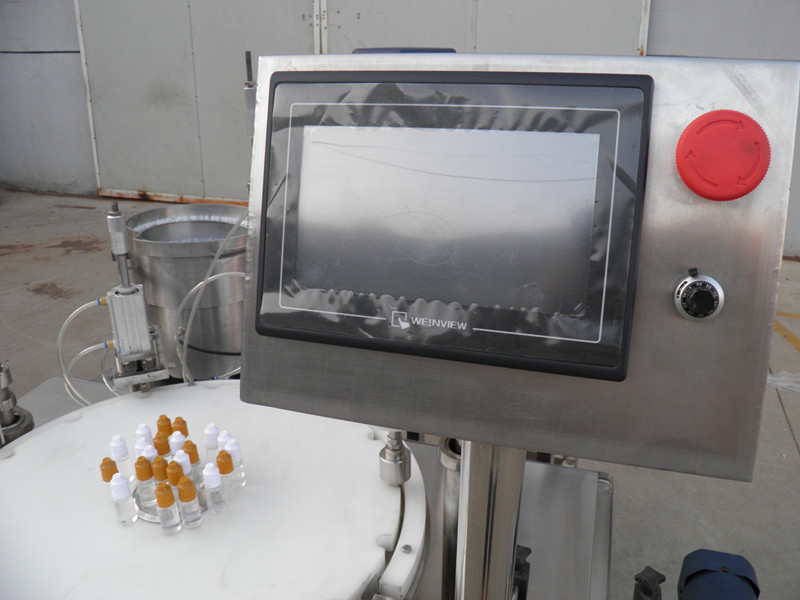 filling plugging capping labeling production line Etiquetatge d'ompliment d'ampolles PLC líquid Etiquetatge.jpg