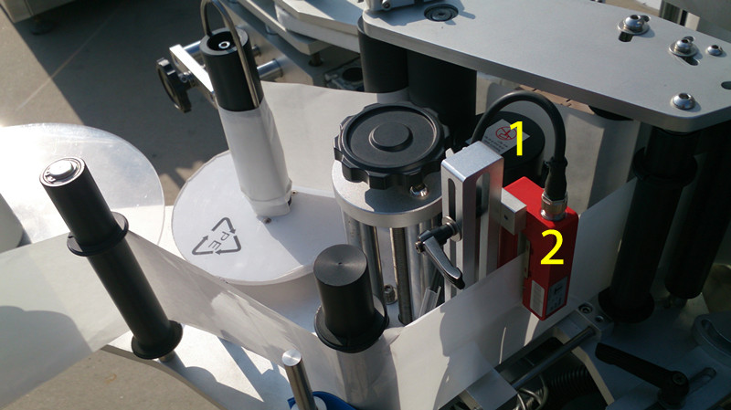labeling machine for E liquid small bottles etiquetatge per a líquid E tancar imatges.jpg