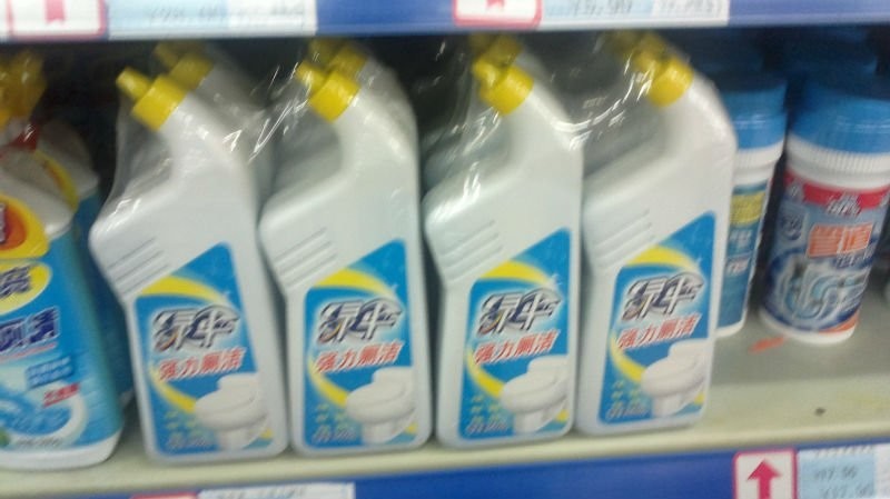 liquid detergent bottles wrapping ampolles de detergent líquid packaging.jpg