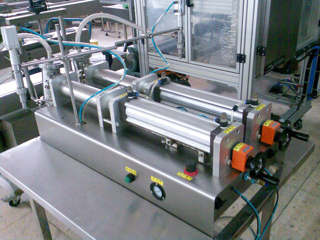 double heads liquid filling machine Màquina d'ompliment de 2 capçals per a detergent líquid.jpg