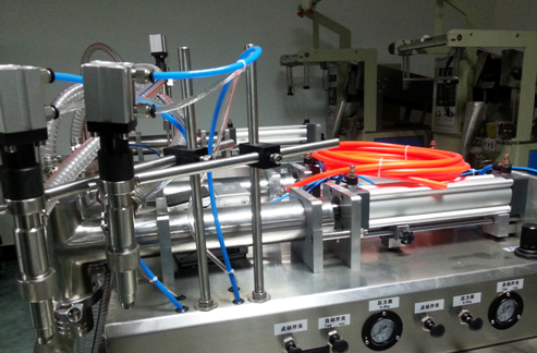 liquid filling machinery semi automatic farciment de líquid horitzontal totalment pneumàtic.jpg