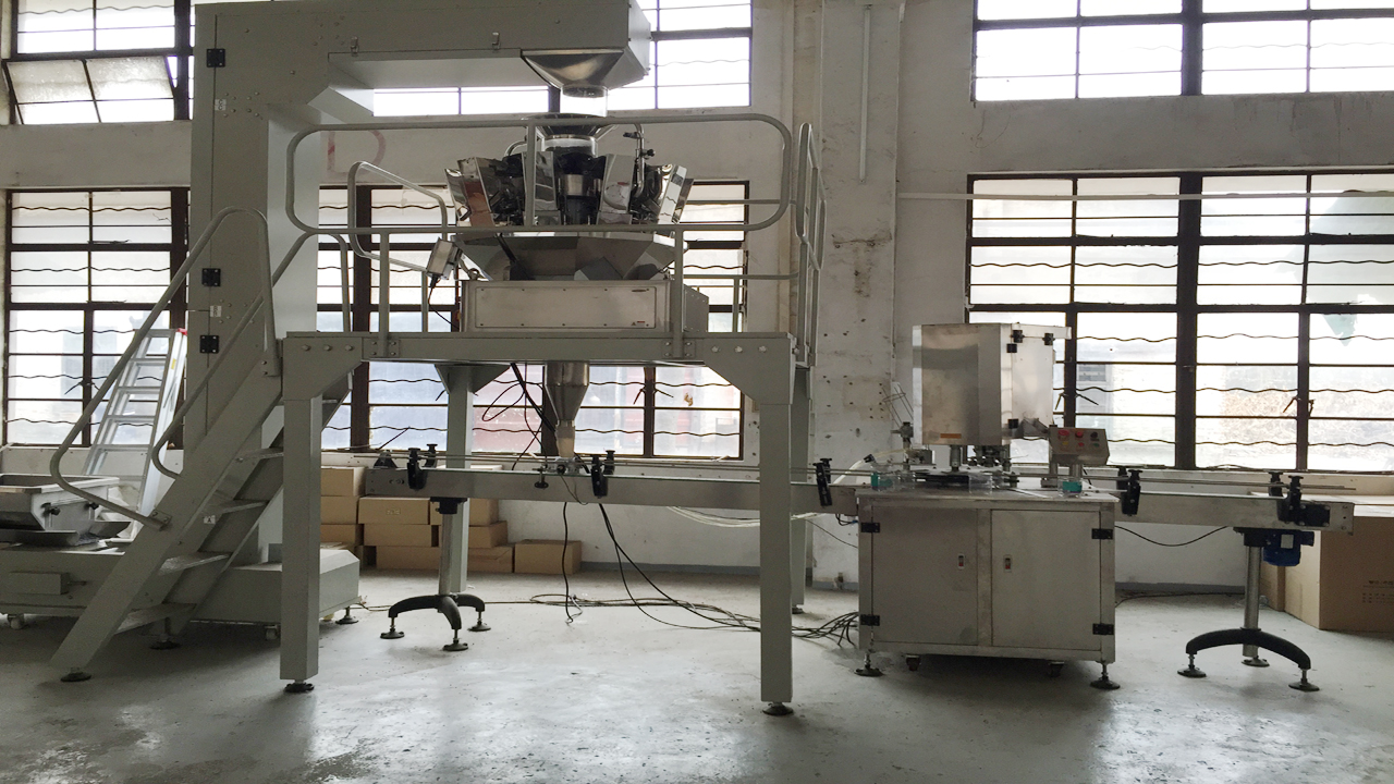 màquines de segellat omplint llaunes.jpg