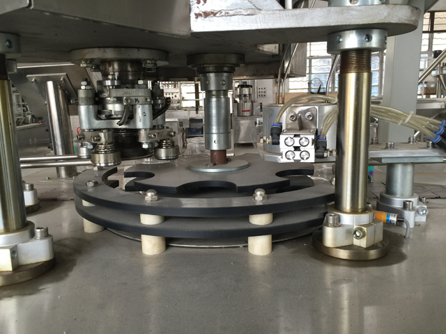 llaunes segellat automàtic part.jpg