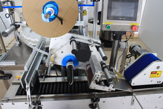 rolling bars from horizontal labeling machine corretja síncrona per a ampolles enrotllables.jpg