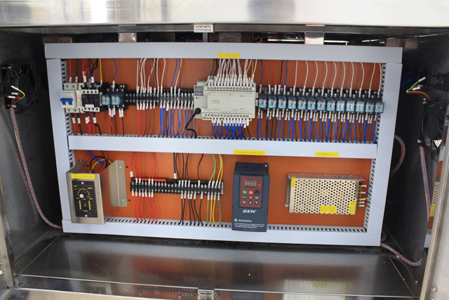 horizontal small bottles labeling machine picture màquina d'etiquetatge horitzontal picture.jpg real