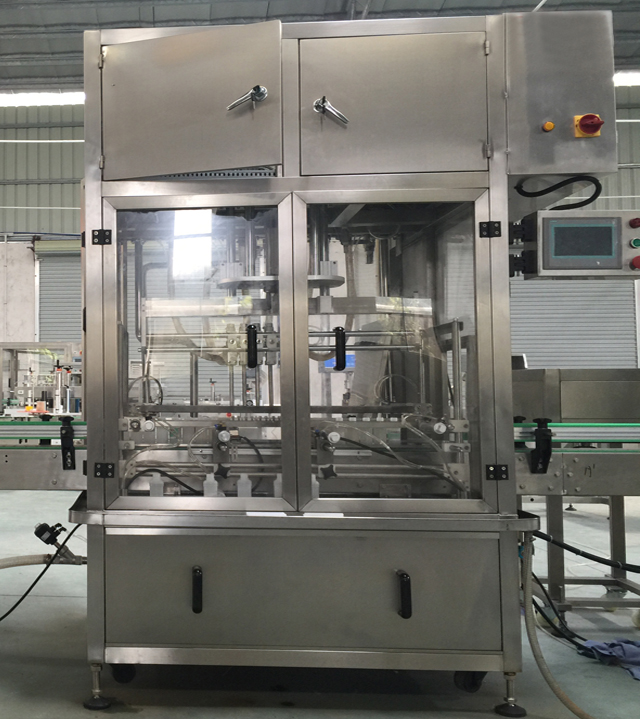 Linear filling machine with 4 filling heads MÀQUINA LINEAL Omplidora.jpg