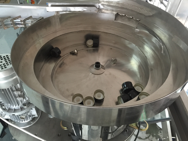 sistema d'alimentació per vibrador de gorres.jpg