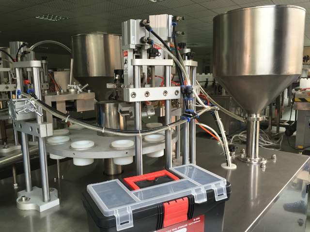 segellador de farciment de tubs en fila.jpg